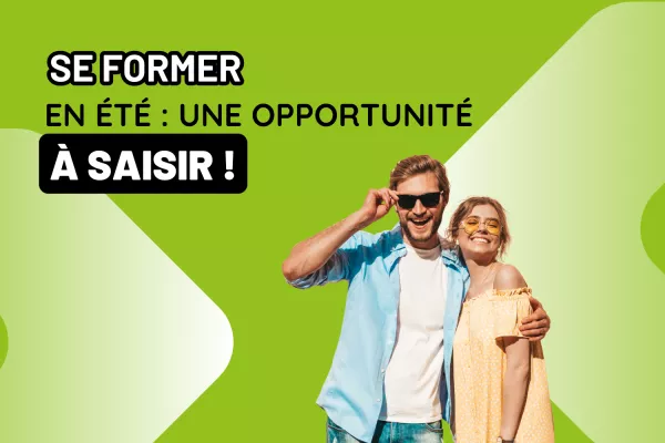 Image avec un titre : « Se »former »en »été »: »une opportunité à saisir !« , »le »fond »est »vert »avec des formes blanches. Nous avons le titre en haut à gauche et en bas à droite de l’image : un homme et une femme en tenue d’été qui sont heureux