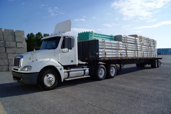 Camion qui transportent des tubes d'aciers