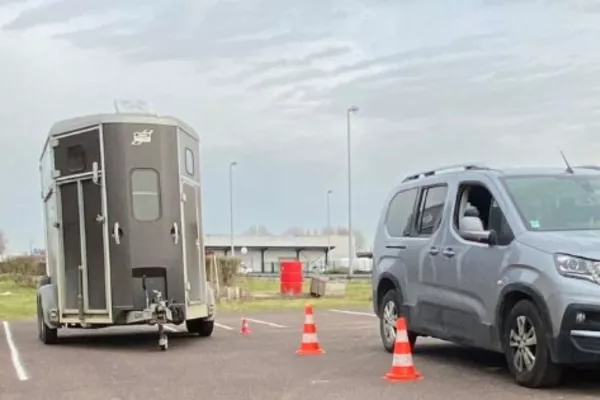 remorque dans une route avec voiture
